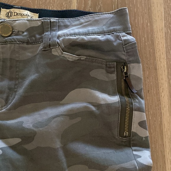 DEMOCRACY Camo Pants Womens 10 'Ab Technology' Stretchy Skinny zip pockets front - Picture 4 of 12
